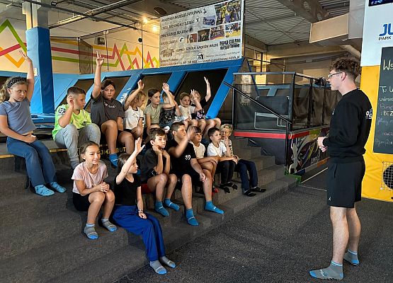 Grafika 3: W parku trampolin JUMP2SKY