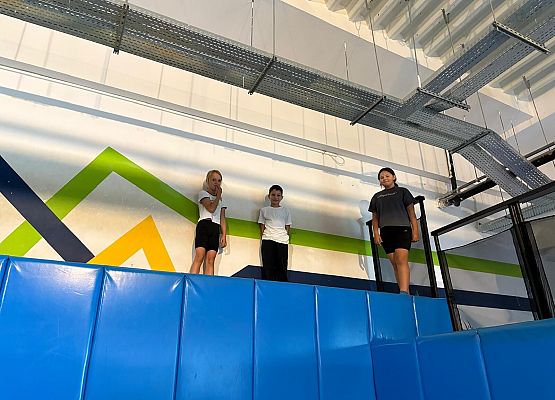 Grafika 4: W parku trampolin JUMP2SKY