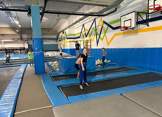 Grafika 5: W parku trampolin JUMP2SKY