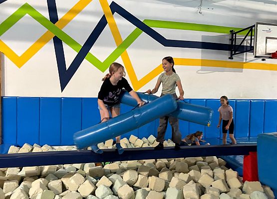 Grafika 6: W parku trampolin JUMP2SKY