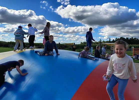 Grafika 24: Wycieczka na Farmę Alexa w Charbrowie koło Łeby