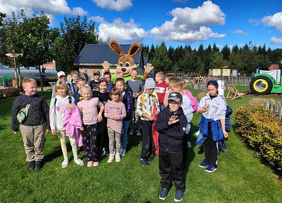 Grafika 25: Wycieczka na Farmę Alexa w Charbrowie koło Łeby