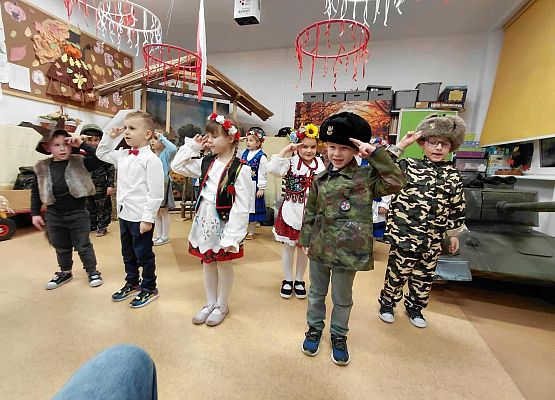 Grafika 7: Przedstawienie ,,Mali Pancerni i Polska Nasza"