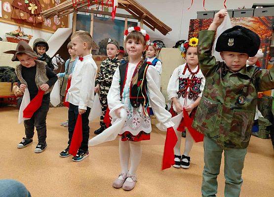 Grafika 6: Przedstawienie ,,Mali Pancerni i Polska Nasza"