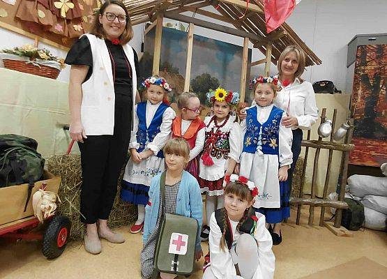 Grafika 5: Przedstawienie ,,Mali Pancerni i Polska Nasza"