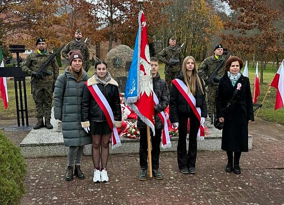 Grafika 7: Obchody Narodowego Święta Niepodległości w Ustce z udziałem delegacji ze Szkoły Podstawowej w Zaleskich