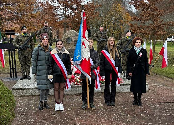 Grafika 2: Obchody Narodowego Święta Niepodległości w Ustce z udziałem delegacji ze Szkoły Podstawowej w Zaleskich