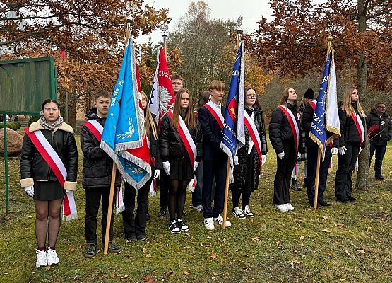 Grafika 5: Obchody Narodowego Święta Niepodległości w Ustce z udziałem delegacji ze Szkoły Podstawowej w Zaleskich