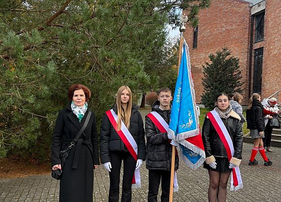 Grafika 1: Obchody Narodowego Święta Niepodległości w Ustce z udziałem delegacji ze Szkoły Podstawowej w Zaleskich