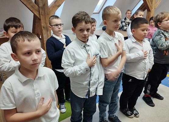 Grafika 9: Pasowanie na Świetliczaka