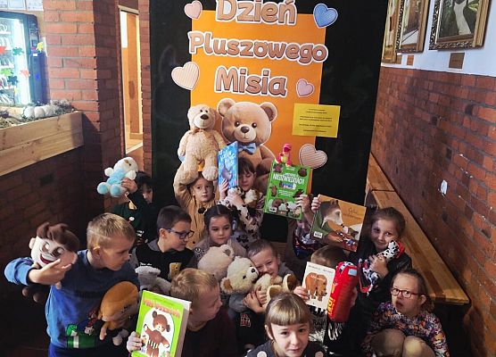 Grafika 8: Światowy Dzień Pluszowego Misia