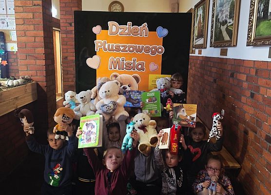 Grafika 9: Światowy Dzień Pluszowego Misia