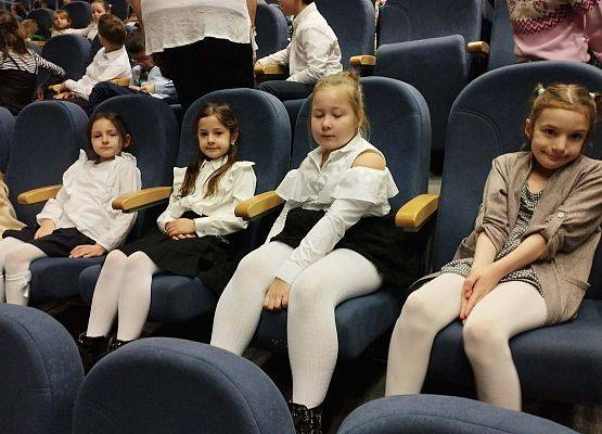 Grafika 3: Z wizytą w teatrze - ,,Kot w butach"