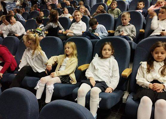 Grafika 5: Z wizytą w teatrze - ,,Kot w butach"