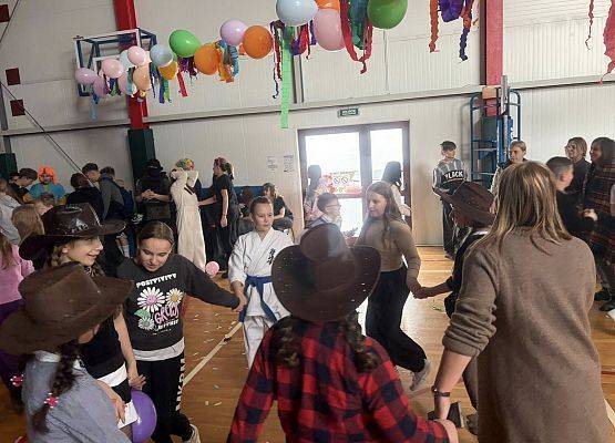 Grafika 7: Bal Karnawałowy