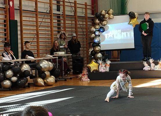 Grafika 2: Scena pełna gwiazd! Relacja z wiosennego konkursu talentów!