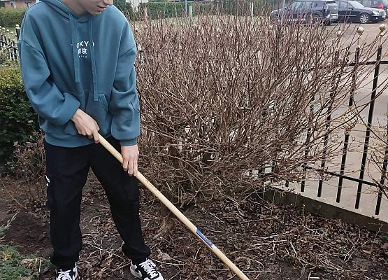 Grafika 3: Moc współpracy zakwitła przed szkołą