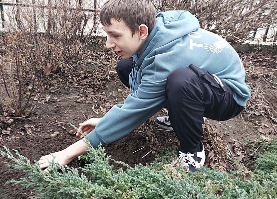 Grafika 2: Moc współpracy zakwitła przed szkołą