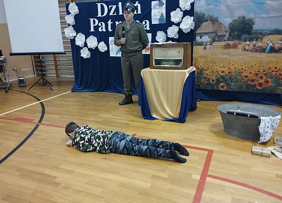 Grafika 8: Apel z okazji Dnia Patrona – wyjątkowa lekcja historii i pamięci