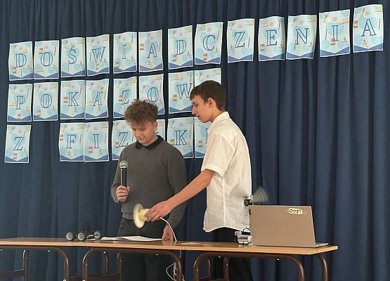 Grafika 5: Zwycięstwo Filipa Znajdka i Fabiana Dudki w konkursie doświadczeń fizycznych