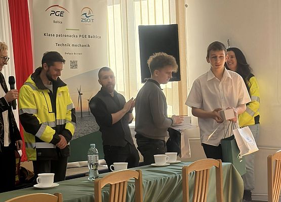 Grafika 7: Zwycięstwo Filipa Znajdka i Fabiana Dudki w konkursie doświadczeń fizycznych