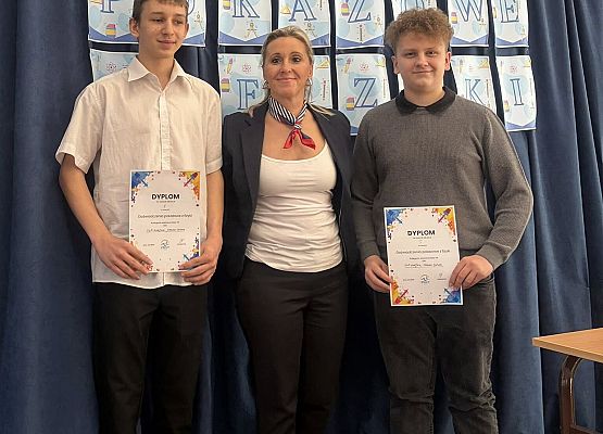 Grafika 3: Zwycięstwo Filipa Znajdka i Fabiana Dudki w konkursie doświadczeń fizycznych