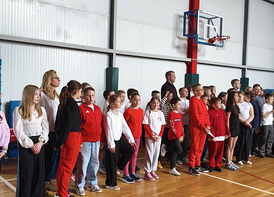 Grafika 7: Radosne obchody świąt majowych w naszej szkole