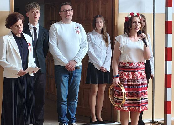 Grafika 4: Radosne obchody świąt majowych w naszej szkole