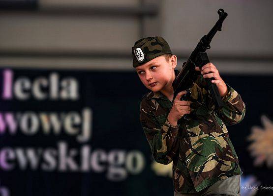 Grafika 21: Jubileusz 80-lecia Szkoły Podstawowej im. por. Witolda Dzięgielewskiego w Zaleskich
