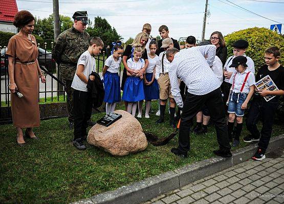 Grafika 27: Jubileusz 80-lecia Szkoły Podstawowej im. por. Witolda Dzięgielewskiego w Zaleskich