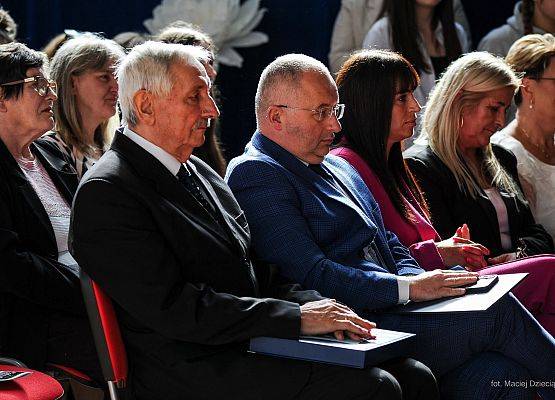 Grafika 8: Jubileusz 80-lecia Szkoły Podstawowej im. por. Witolda Dzięgielewskiego w Zaleskich