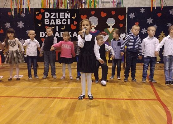 Grafika 1: NIECH OD BAŁTYKU AŻ DO TATR,  ŻYJĄ NAM BABCIE, DZIADKOWIE 100 LAT…