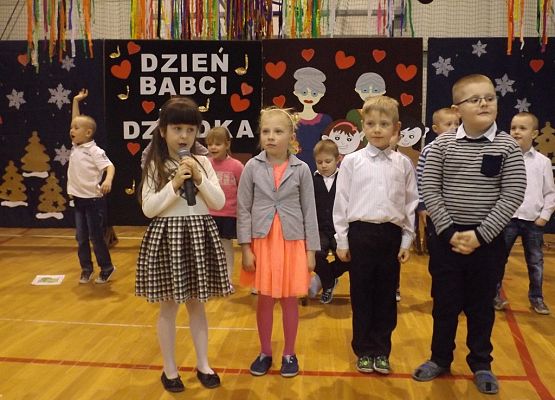 Grafika 2: NIECH OD BAŁTYKU AŻ DO TATR,  ŻYJĄ NAM BABCIE, DZIADKOWIE 100 LAT…