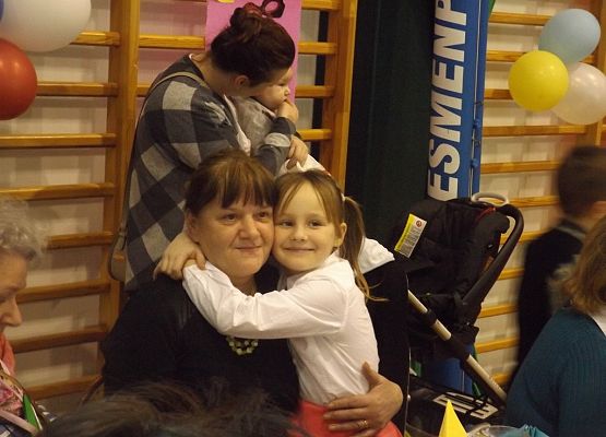 Grafika 3: NIECH OD BAŁTYKU AŻ DO TATR,  ŻYJĄ NAM BABCIE, DZIADKOWIE 100 LAT…