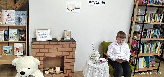 Grafika 5:  " Kto czyta, żyje podwójnie’’