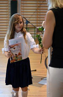 Grafika 10: Żegnaj, szkoło! Czas na wakacje!