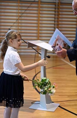 Grafika 11: Żegnaj, szkoło! Czas na wakacje!