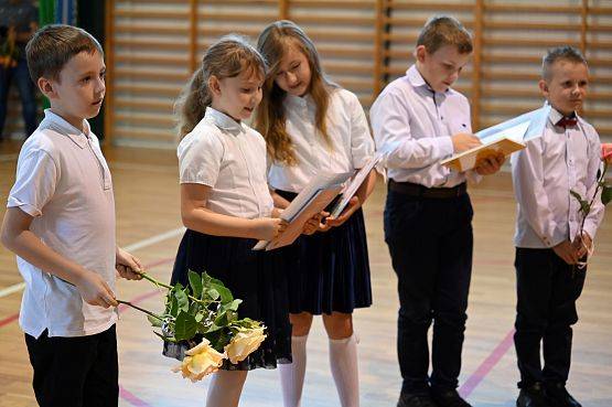 Grafika 12: Żegnaj, szkoło! Czas na wakacje!