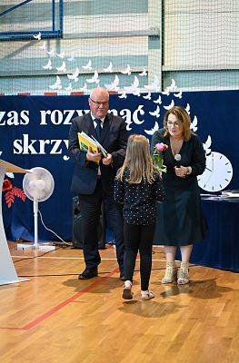 Grafika 7: Żegnaj, szkoło! Czas na wakacje!