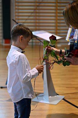 Grafika 8: Żegnaj, szkoło! Czas na wakacje!