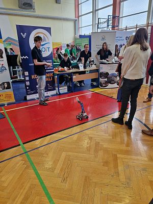 Grafika 2: Ósmoklasiści na VII Targach Edukacyjnych w Postominie