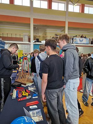 Grafika 4: Ósmoklasiści na VII Targach Edukacyjnych w Postominie